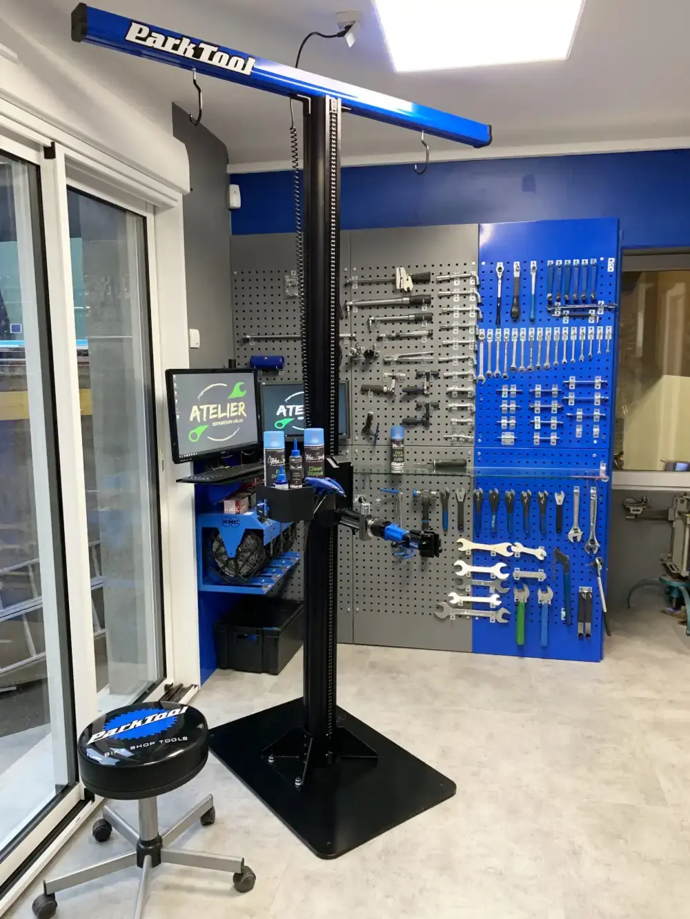 Pied d'atelier et outillage dans l'atelier Cycles Sports