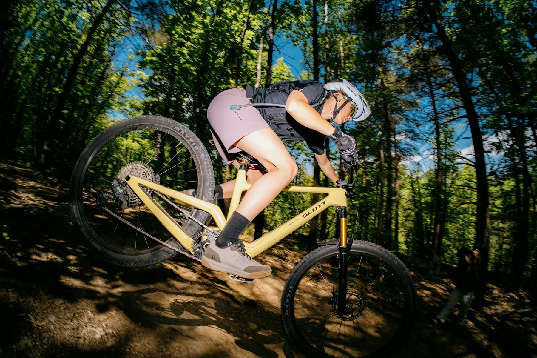 Vététiste en descente en forêt sur un VTT Scott Spark 2027